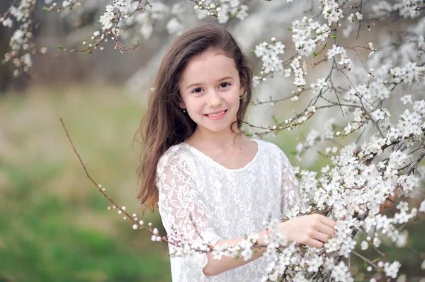 Çiçekli güzel bir kızın portresi.