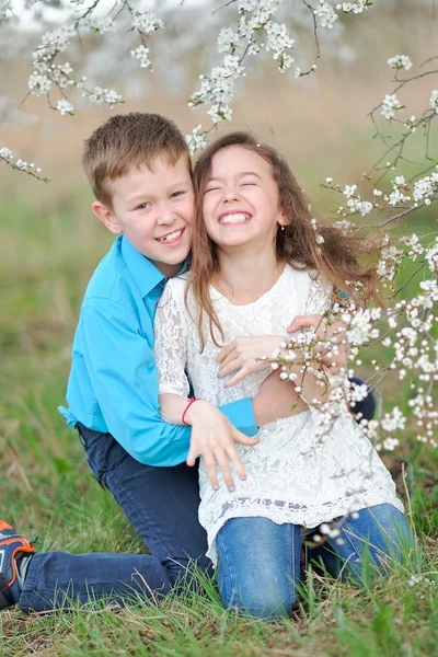 Bir erkek ve kız yemyeşil bahçede portre