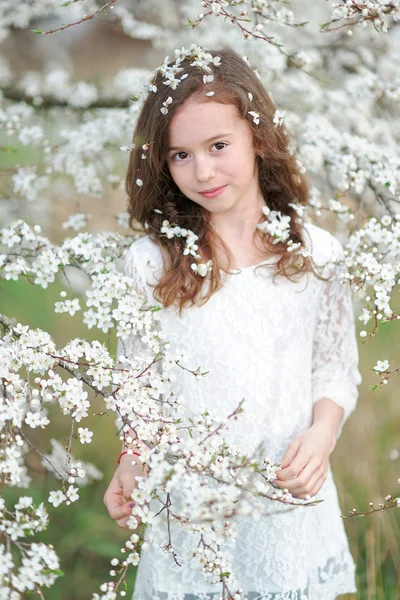 Портрет красивой маленькой девочки с цветами — стоковое фото