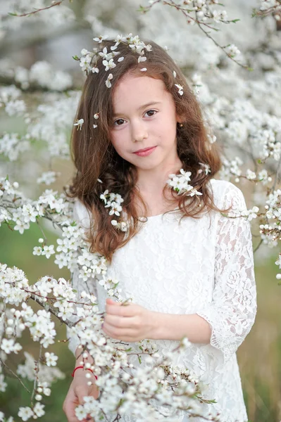 Ritratto di una bella bambina con fiori — Foto Stock