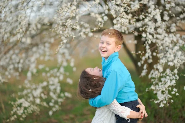 Porträt eines Jungen und eines Mädchens im üppigen Garten — Stockfoto