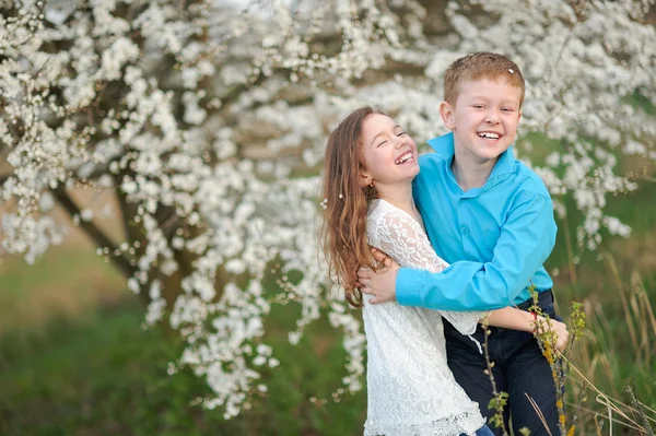 Bir erkek ve kız yemyeşil bahçede portre