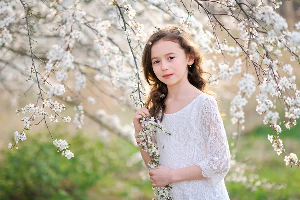 Retrato de una hermosa niña con flores —  Fotos de Stock