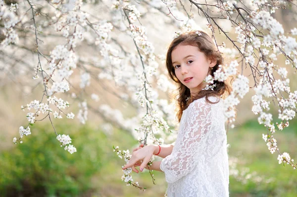 Ritratto di una bella bambina con fiori — Foto Stock