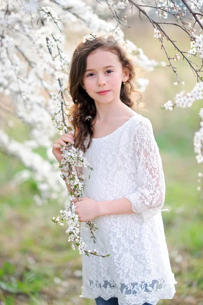 Retrato de una hermosa niña con flores —  Fotos de Stock