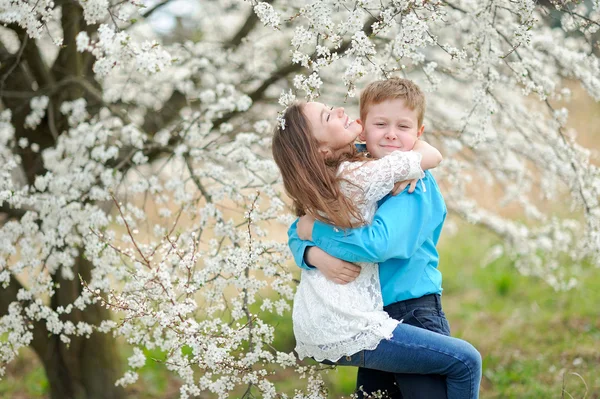 Porträt eines Jungen und eines Mädchens im üppigen Garten — Stockfoto