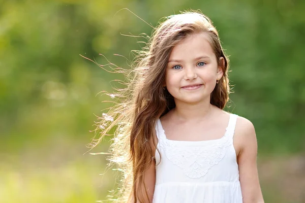 Retrato de una hermosa niña de moda — Foto de Stock