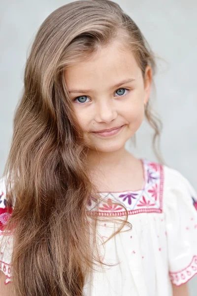 Retrato de una hermosa niña de moda — Foto de Stock