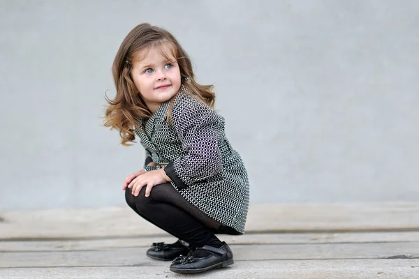 Porträtt av en vacker mode liten flicka — Stockfoto