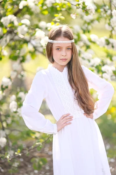 Portrait de petite fille en plein air en été — Photo