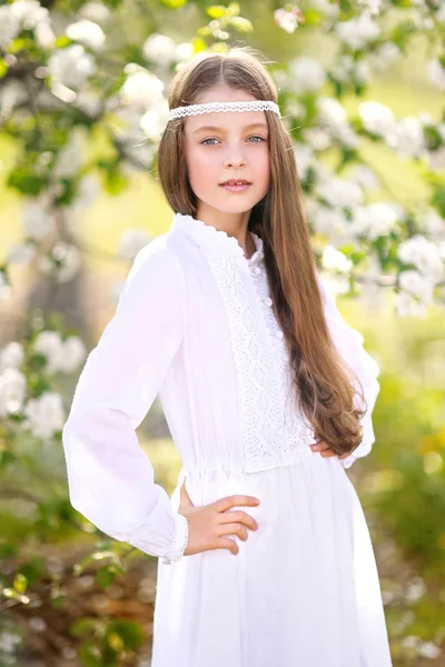 Yazın açık havada küçük bir kızın portresi.