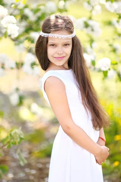 Yazın açık havada küçük bir kızın portresi.