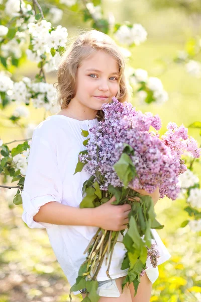 Ritratto di bambina all'aperto in estate — Foto Stock