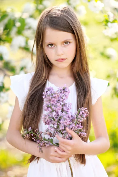 Portrait de petite fille en plein air en été — Photo