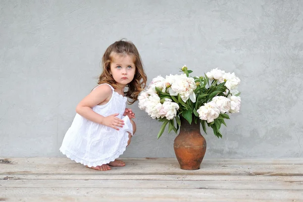 Portrait de petite fille en plein air en été — Photo