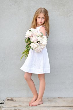 Yazın açık havada küçük bir kızın portresi.