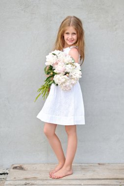 Yazın açık havada küçük bir kızın portresi.