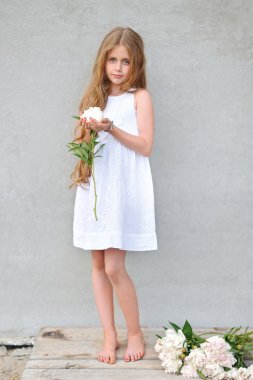 Yazın açık havada küçük bir kızın portresi.