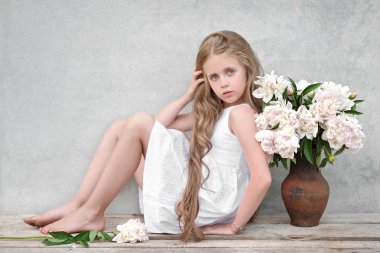 Yazın açık havada küçük bir kızın portresi.