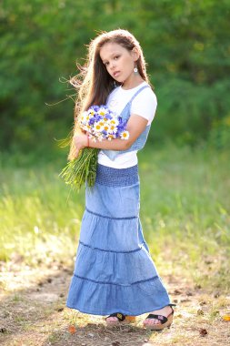 Çiçekli güzel bir kızın portresi.