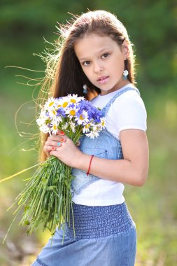 Çiçekli güzel bir kızın portresi.