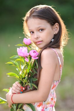 Çiçekli güzel bir kızın portresi.