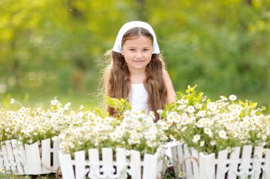 Çiçekli güzel bir kızın portresi.