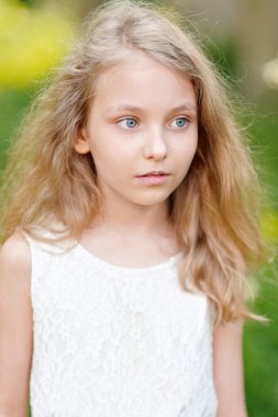 Yaz aylarında güzel küçük bir kız portresi