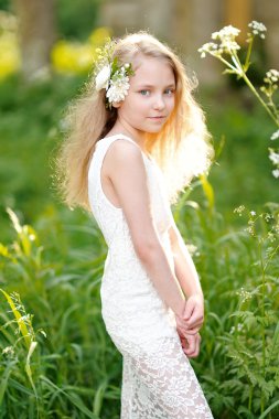 Çiçekli güzel bir kızın portresi.