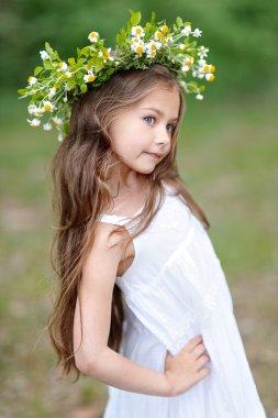 Çiçekli güzel bir kızın portresi.