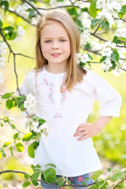 Yazın açık havada küçük bir kızın portresi.