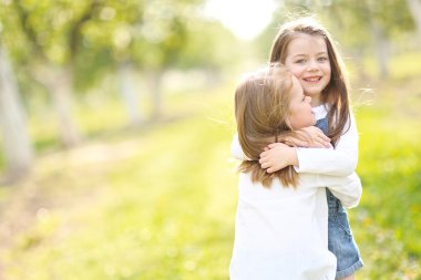 iki kız olarak ormanda kız portre