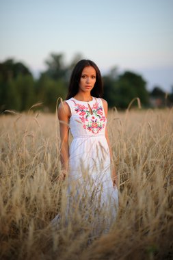 Bir alanda güzel zarif esmer kız