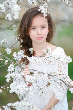 Çiçekli güzel bir kızın portresi.
