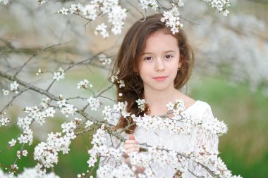 Çiçekli güzel bir kızın portresi.