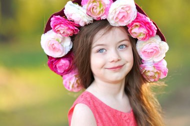 Yazın açık havada küçük bir kızın portresi.