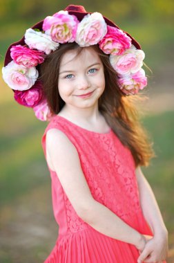 Yazın açık havada küçük bir kızın portresi.