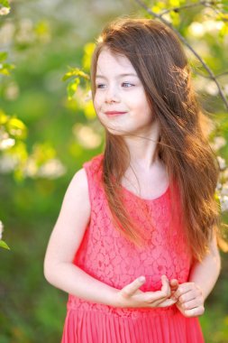 Yazın açık havada küçük bir kızın portresi.