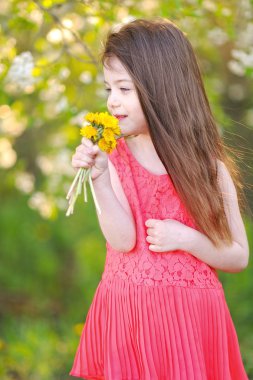 Yazın açık havada küçük bir kızın portresi.