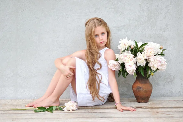 Portrait de petite fille en plein air en été — Photo