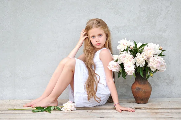 Portrait de petite fille en plein air en été — Photo