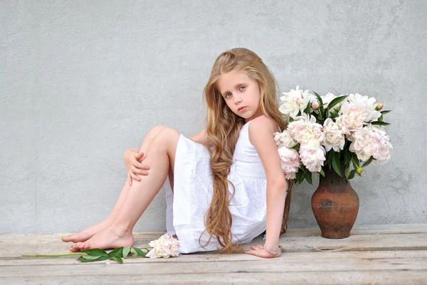 Portrait de petite fille en plein air en été — Photo