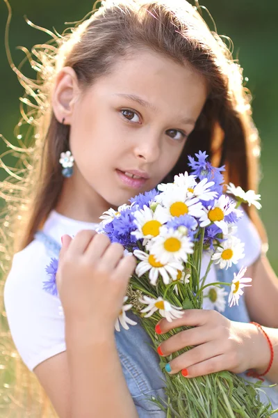 Çiçekli güzel bir kızın portresi.