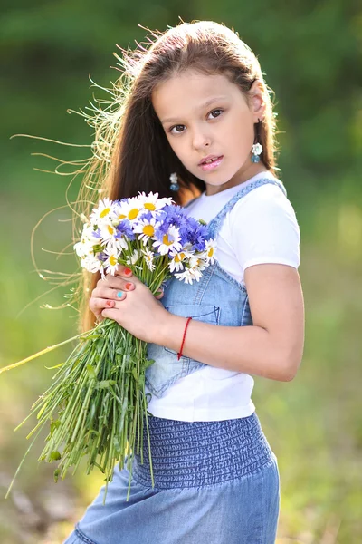 Çiçekli güzel bir kızın portresi.