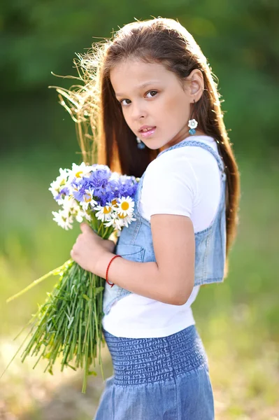 Retrato de uma linda menina com flores — Fotografia de Stock