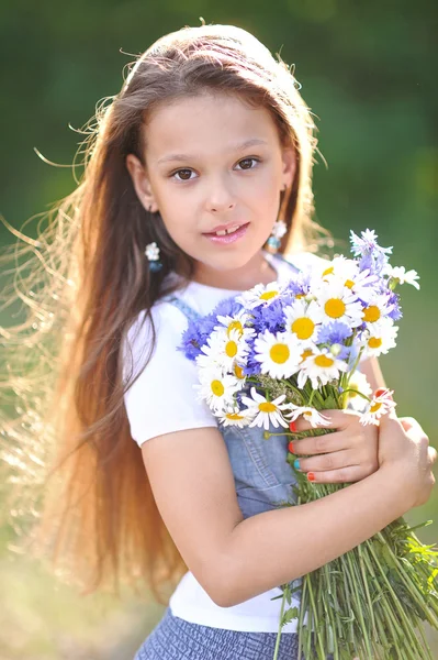 Çiçekli güzel bir kızın portresi.
