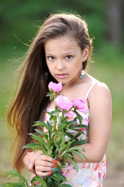 Portrait d'une belle petite fille aux fleurs — Photo