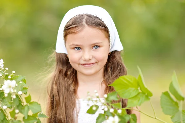 Ritratto di una bella bambina con fiori — Foto Stock