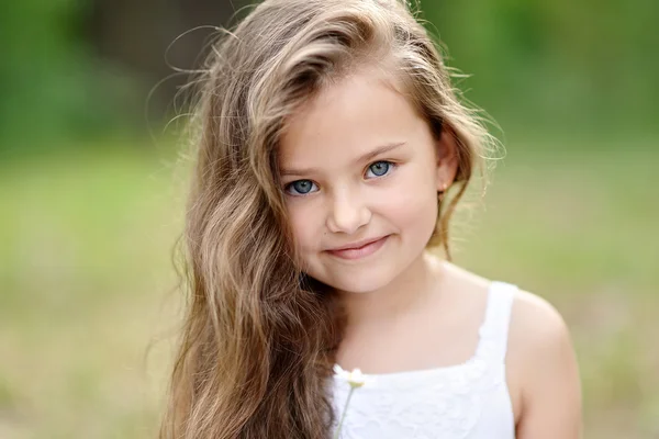 Portret van een mooi klein meisje in de zomer — Stockfoto