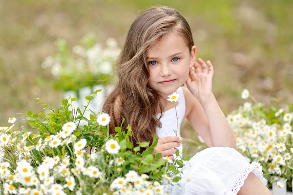 Retrato de una hermosa niña con flores —  Fotos de Stock